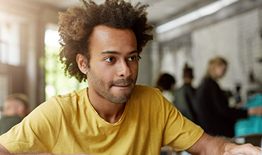 Jurusan yang mempelajari tentang alat transportasi darat yang menggunakan mesin, terutama mobil. Materi yang dipelajari dalam jurusan ini meliputi pemeliharaan dan perbaikan komponen-komponen kendaraan, seperti engine, sistem pelumasan, dan sistem pending